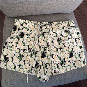 🆕 French Connection Shorts, Size 4, Floral Green